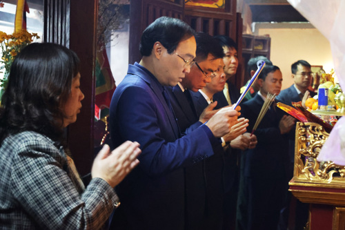 Đồng chí Đỗ Hùng Sơn - PBT Đảng ủy, Chủ tịch UBND xã cùng các đại biểu kính cáo trước anh linh của Mẫu