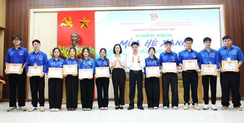 Đồng chí Nguyễnc Tuấn Ngọc - Phó Bí thư Thường trực Đảng uỷ; đồng chí Nguyễn Thị Thu Trang - UVBTV, Phó Chủ tịch HĐND xã tặng giấy khen các bạn sinh viên tình nguyện