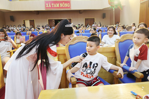 Chú Cuội và Chị Hằng tổ chức nhiều trò chơi và giao lưu với các bé