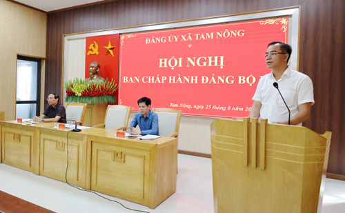 Đồng chí Quách Hải Lý - Bí thư Đảng ủy, Chủ tịch HĐND xã chủ trì và chỉ đạo các hội nghị