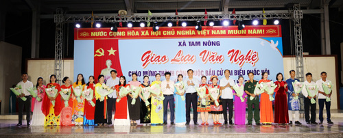 Lãnh đạo xã tặng hoa cho các đơn vị về tham dự đêm giao lưu