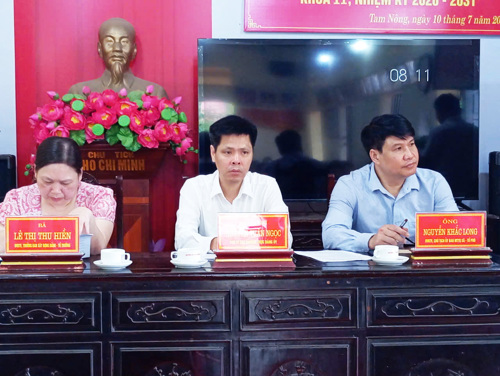 Các ông bà đại biểu HĐND xã tham gia tiếp xúc cử tri