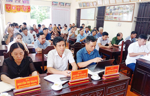 Các đại biểu và cử tri tham gia buổi tiếp xúc