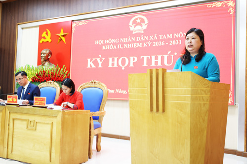 Đồng chí Lê Thị Thu Hiền - UVBTV, Trưởng Ban Xây dựng Đảng, Trưởng Ban VH-XH HĐND xã phát biểu tại kỳ họp