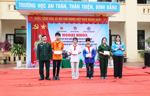 Lãnh đạo Hội CCB và Đoàn Thanh niên xã tặng quà cho học sinh có hoàn cảnh khó khăn