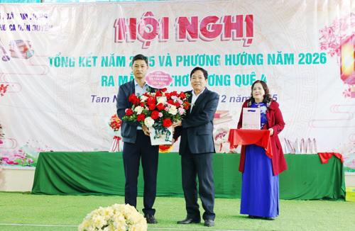 Lãnh đạo Phòng Văn hóa - xã hội xã Tam Nông tặng hoa chúc mừng