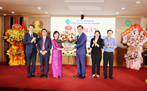 Đồng chí Quách Hải Lý - Bí thư Đảng ủy, Chủ tịch HĐND xã tặng hoa chúc mừng Trung tâm Y tế Khu vực Tam Nông