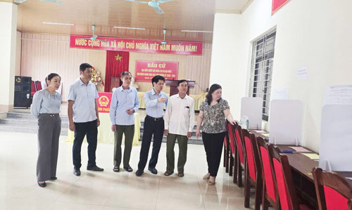 Đoàn kiểm tra tại Nhà văn hoá khu 4 Hưng Hoá