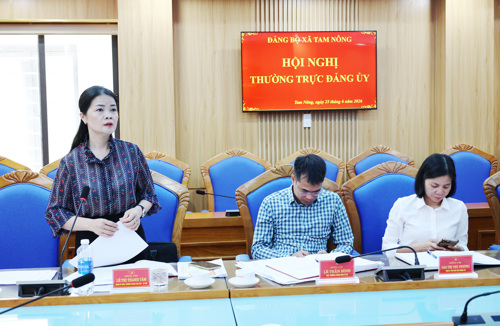 Lãnh đạo Phòng Văn hóa - Xã hội báo cáo tại hội nghị