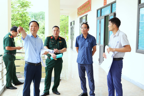 Chủ tịch UBND xã Tam Nông Đỗ Hùng Sơn kiểm tra tại trụ sở UBND Dân Quyền cũ