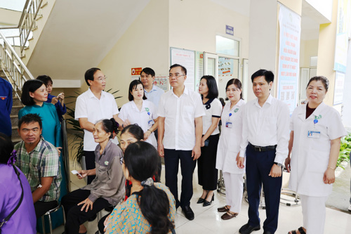 Các đồng chí lãnh đạo Đảng ủy, chính quyền xã Tam Nông trực tiếp thăm, kiểm tra và tham dự chương trình