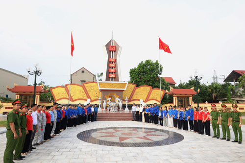 Các đại biểu chụp ảnh lưu niệm tại Nghĩa trang Liệt sĩ Tam Nông