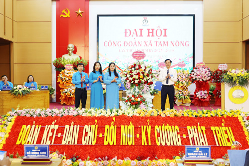 Lãnh đạo xã Hiền Quan tặng hoa chúc mừng