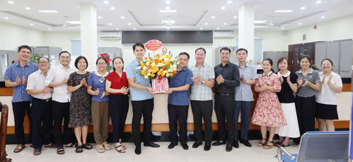 Lãnh đạo xã Tam Nông tặng hoa chúc mừng cán bộ, nhân viên Phòng Giao dịch số 2 - KBNN Khu vực VIII