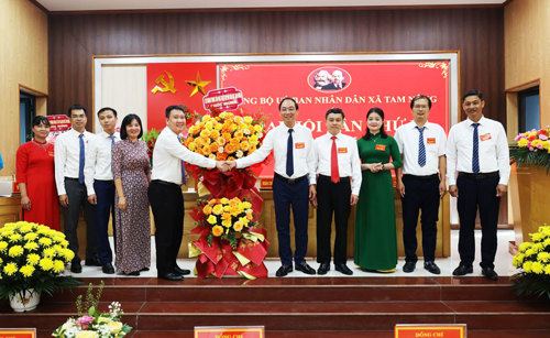 Các đại biểu tặng hoa chúc mừng Đại hội