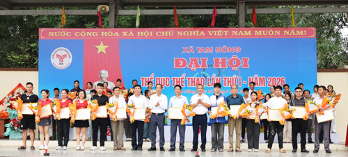 Đồng chí Đào Tiến Cường - Phó Giám đốc Sở Văn hóa, Thể thao và Du lịch tỉnh Phú Thọ; Đồng chí Đỗ Hùng Sơn - Phó Bí thư Đảng ủy, Chủ tịch UBND xã tặng Giải Nhất cho các nội dung đoạt giải tại Đại hội