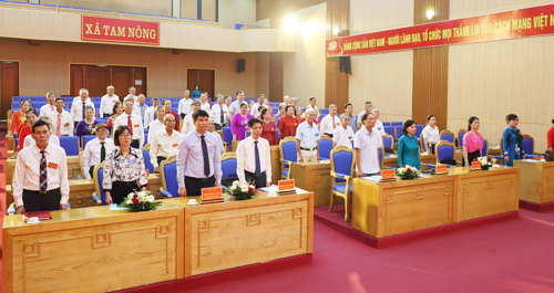 Các đại biểu thực hiện nghi lễ Chào cờ