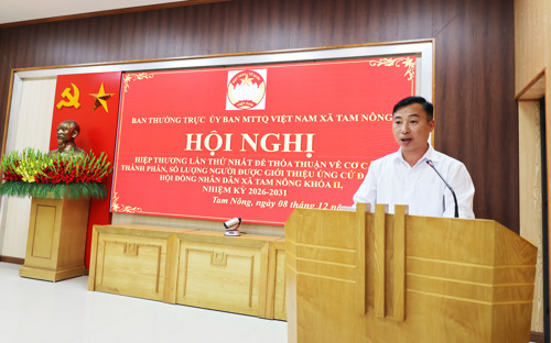 Đồng chí Bùi Anh Tuấn - ĐUV, Phó Chủ tịch UBMTTQ xã, Chủ tịch Hội CCB xã phát biểu ý kiến xã