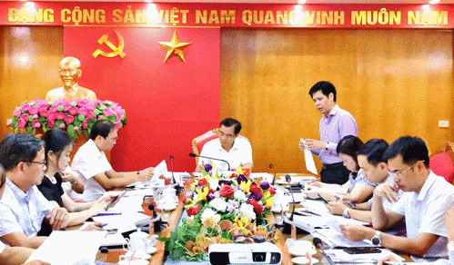 Đồng chí Nguyễn  Tuấn Ngọc - Phó Bí thư Thường trực Đảng uỷ xã phát biểu tại hội nghị