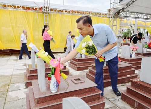 Đồng chí Quách Hải Lý - Bí thư Đảng ủy, Chủ tịch HĐND đâng hoa tại các phần mộ Liệt sĩ
