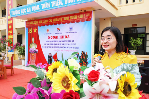 Cô giáo Nguyễn Chung Thuỷ - ĐUV, Bí thư Chi bộ, Hiệu trưởng nhà trường phát biểu