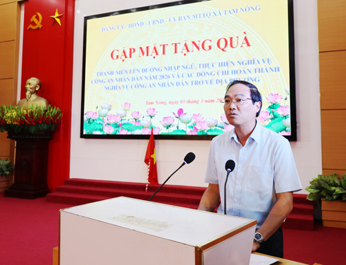 Đồng chí Đỗ Hùng Sơn - PBT Đảng ủy, Chủ tịch UBND xã phát biểu chúc mừng các tân binh