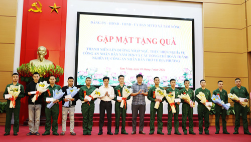 Đồng chí Nguyễn Tuấn Ngọc - PBT Thường trực Đảng ủy xã; đồng chí Nguyễn Khắc Long - UVBTV, Chủ tịch UBMTTQ xã tặng hoa và quà chúc mừng các tân binh nhập ngũ