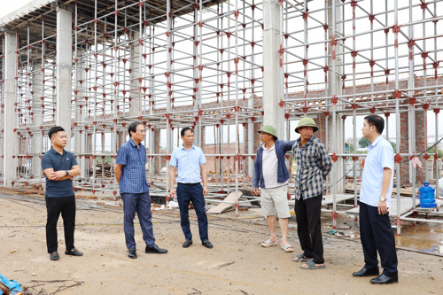 Chủ tịch UBND xã Tam Nông Đỗ Hùng Sơn kiểm tra tại Chợ đầu mối khu vực Trung Hà