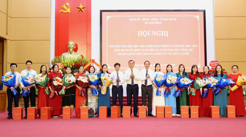 Thường trực Đảng ủy xã tặng quà tri ân các thầy cô giáo