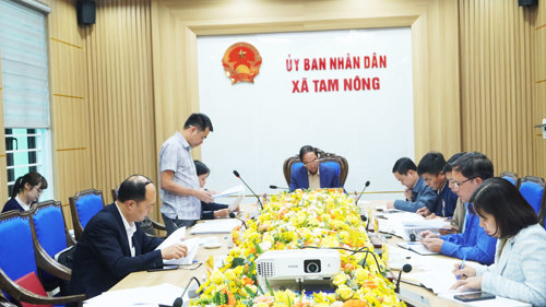 Lãnh đạo Phòng Kinh tế báo cáo