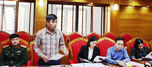 Thiếu tá Thiều Quang Lập - UVBTV, Trưởng Công an xã phát biểu tại hội nghị