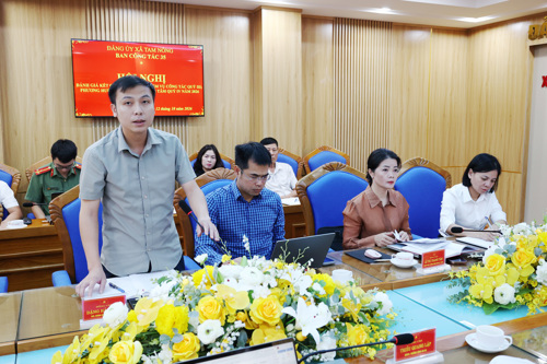 Lãnh đạo Văn phòng HĐND&UBND xã phát biểu tại hội nghị