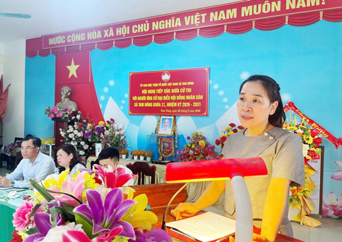 Bà Nguyễn Thị Thạch - Đảng ủy viên, Phó Ban Văn hóa - Xã hội HĐND xã Tam Nông trình bày chương trình hành động