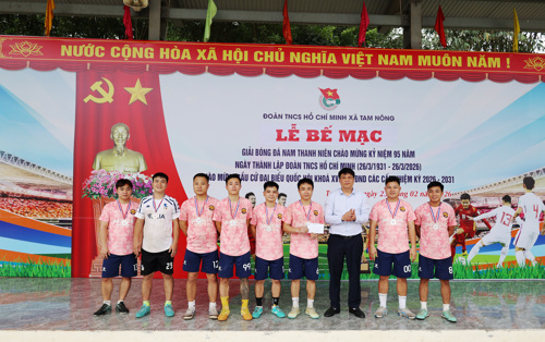 Đồng chí Nguyễn Khắc Long - UVBTV, Chủ tịch UBMTTQ xã Tam Nông trao giải Nhì cho Đội Bóng FC Hồng Đà