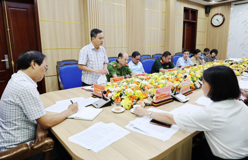 Đồng chí Nguyễn Ngọc Minh - UVBTV, Phó Chủ tịch UBND xã phát biểu tại hội nghị