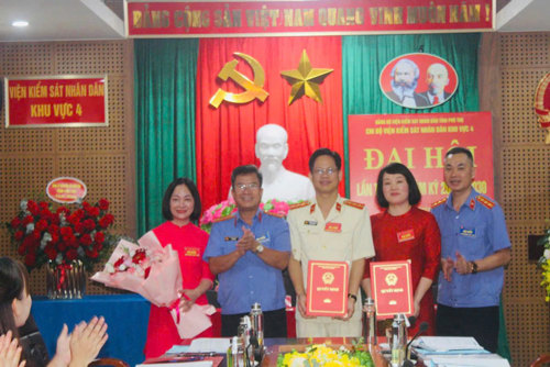 Đồng chí Vũ Đức Hòa -Ủy viên ban chấp hành Đảng bộ, Phó viện trưởng Viện kiểm sát nhân dân tỉnh Phú Thọ trao QĐ cho Bí thư và Phó Bí thư chi bộ