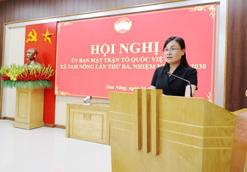 Đồng chí Nguyễn Thị Hồng Tám - ĐUV, Phó Chủ tịch UBMTTQ xã, Chủ tịch Hội LHPN phát biểu tại hội nghị