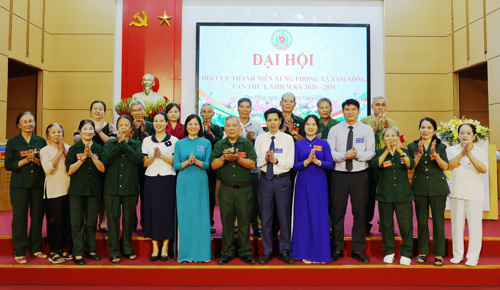 Các đại biểu chụp ảnh lưu niệm với BCH khóa mới