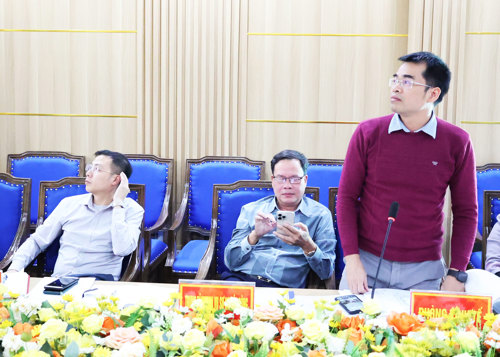 Đồng chí Lê Trần Bình - ĐUV, Trưởng phòng Kinh tế phát biểu tại hội nghị