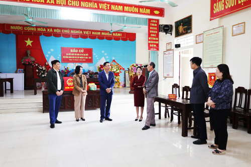 Đồng chí Quách Hải Lý - Bí thư Đảng ủy, Chủ tịch HĐND xã kiểm tra tại Khu 3 Hương Nộn