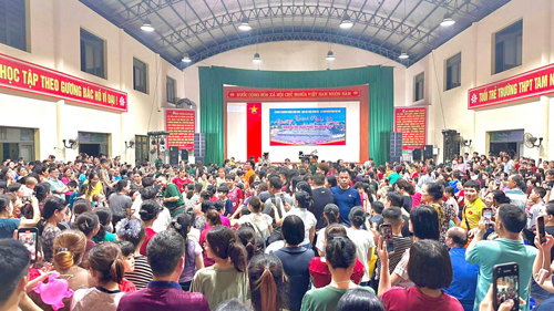 Chương trình thu hút đông đảo Nhân dân địa phương tham gia cổ vũ