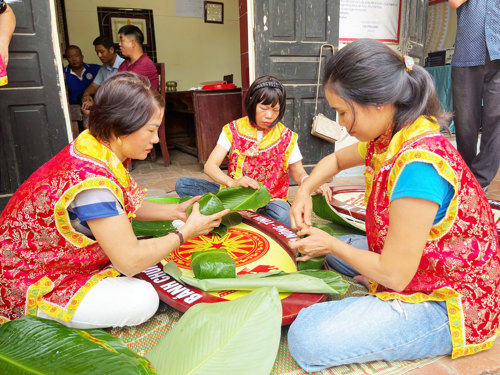 Các Nghệ nhân thực hành gói Bánh Chưng