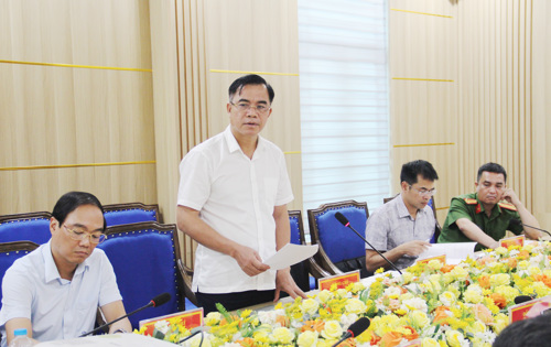 Đồng chí Quách Hải Lý - Bí thư Đảng ủy, Chủ tịch HĐND xã Tam Nông dự và phát biểu chỉ đạo hội nghị