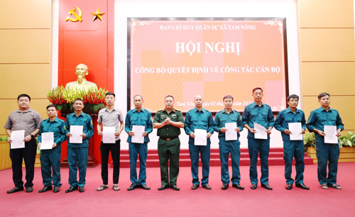 Trung tá Trần Văn Quyết - Phó Chỉ huy trưởng Ban CHQS xã Tam nông trao Quyết định cho các Thôn đội trưởng
