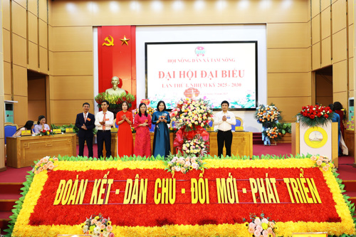 Ngân hàng Agribank Tam Nông tặng hoa chúc mừng