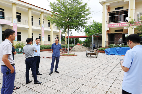 Chủ tịch UBND xã Tam Nông Đỗ Hùng Sơn kiểm tra tại Trường Tiểu học Thượng Nông
