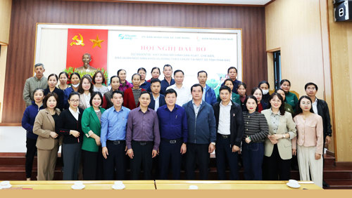 Các đại biểu chụp ảnh lưu niệm