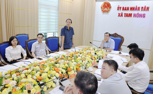 Đồng chí Đỗ Hùng Sơn - PBT Đảng ủy, Chủ tịch UBND xã phát biểu tại hội nghị