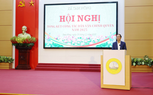 Đồng chí Đỗ Hùng Sơn - Phó Bí thư Đảng ủy, Chủ tịch UBND xã phát biểu tại hội nghị