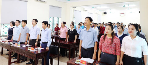 Các đại biểu thực hiện nghi thức Chào cờ